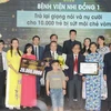 Tập thể Bệnh viện Nhi đồng 1 nhận giải thưởng "Thành tựu y khoa Việt Nam" năm 2022. (Ảnh: Đinh Hằng/TTXVN)