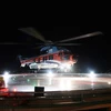 Vận chuyển bệnh nhân về đất liền cấp cứu, điều trị bằng trực thăng ngay trong đêm. Ảnh: TTXVN phát