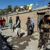 Lực lượng an ninh Taliban gác tại Trung tâm giáo dục Kaaj, quận Dashti Barchi ở Kabul (Afghanistan), sau vụ đánh bom ngày 30/9/2022. (Ảnh: AFP/TTXVN)