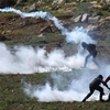 Người biểu tình Palestine xung đột với binh sỹ Israel tại làng Beit Dajan, khu Bờ Tây ngày 17/2/2023. (Ảnh: THX/TTXVN)