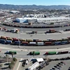 Xe chở container di chuyển tại khu cảng ở Oakland, California (Mỹ) ngày 24/10/2022. (Ảnh: AFP/TTXVN)