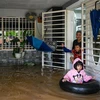 Nhiều ngôi nhà chìm trong nước lũ sau những trận mưa lớn ở Yong Peng, bang Johor (Malaysia), ngày 4/3/2023. (Ảnh: AFP/TTXVN)
