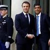 Tổng thống Pháp Emmanuel Macron bắt tay Thủ tướng Anh Rishi Sunak trong buổi tiếp đón trước Hội nghị thượng đỉnh Pháp-Anh được tổ chức tại Điện Elysee ở Paris (Pháp), ngày 10/3/2023. (Nguồn: Reuters/Ảnh chụp màn hình)