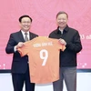 Bộ trưởng Bộ Công an Tô Lâm tặng áo của Câu lạc bộ Bóng đá Công an Hà Nội cho Chủ tịch Quốc hội Vương Đình Huệ. (Ảnh: Doãn Tấn/TTXVN)