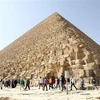 Khách du lịch tham quan Kim tự tháp Khufu ở Giza (Ai Cập), ngày 2/3/2023. (Ảnh: THX/TTXVN)