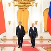 Tổng thống Nga Vladimir Putin (phải) và Chủ tịch Trung Quốc Tập Cận Bình tại lễ đón ở Moskva, ngày 21/3/2023. (Ảnh: THX/TTXVN)