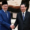 Thủ tướng Campuchia Samdech Techo Hun Sen (phải) và Thủ tướng Malaysia Anwar bin Ibrahim tại cuộc gặp ở Phnom Penh (Campuchia), ngày 27/3/2023. (Ảnh: AFP/TTXVN)