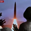 Người dân theo dõi qua truyền hình bản tin về vụ phóng tên lửa của Triều Tiên trong một cuộc tập trận, tại Seoul (Hàn Quốc) ngày 19/3/2023. (Ảnh: AFP/TTXVN)