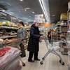 Người dân mua sắm tại một siêu thị ở Moskva (Nga). (Ảnh: AFP/TTXVN)