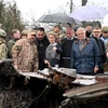 Chủ tịch Ủy ban châu Âu (EC) Ursula von der Leyen (giữa) và Đại diện cấp cao về chính sách an ninh và đối ngoại của EU Josep Borrell thăm thị trấn Bucha, phía tây bắc thủ đô Kiev (Ukraine), ngày 8/4/2022. (Ảnh: AFP/TTXVN)