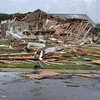 Hiện trường đổ nát sau lốc xoáy ở thành phố Monroe, bang Louisiana (Mỹ) hồi tháng trước. (Ảnh: AFP/TTXVN)