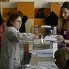 Cử tri bỏ phiếu trong cuộc bầu cử quốc hội tại điểm bầu cử ở Sofia (Bulgaria), ngày 2/4/2023. (Ảnh: AFP/TTXVN)