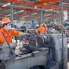 Công nhân lao động tại nhà xưởng Công ty cổ phần Cơ khí xây dựng thương mại Đại Dũng tại khu Công nghiệp An Hạ, huyện Bình Chánh (Thành phố Hồ Chí Minh). (Ảnh: Thanh Vũ/TTXVN)