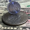 Đồng ruble giảm 0,3% so với đồng USD trong phiên 6/4. (Ảnh: AFP/TTXVN)