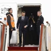 Tổng thống Pháp Emmanuel Macron (giữa) tới sân bay quốc tế Bắc Kinh, bắt đầu chuyến thăm Trung Quốc, ngày 5/4/2023. Ảnh: AFP/TTXVN