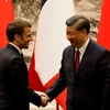 Chủ tịch Trung Quốc Tập Cận Bình (phải) trong cuộc hội đàm với Tổng thống Pháp Emmanuel Macron đang ở thăm Bắc Kinh, ngày 6/4/2023. (Ảnh: AFP/TTXVN)