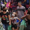 Người dân mua sắm tại một khu chợ ở Sao Paulo (Brazil). (Ảnh: AFP/TTXVN)