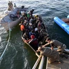 Người di cư được lực lượng chức năng Tunisia giải cứu ở ngoài khơi thành phố Sfax, ngày 4/10/2022. (Ảnh: AFP/TTXVN)