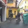 [Video] Hai tài xế "ăn thua đủ" chỉ vì va chạm nhẹ trên đường
