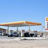 Một trạm xăng ở Newberry Springs, bang California (Mỹ). (Ảnh: AFP/TTXVN)