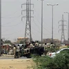 Xe quân sự trên một đường phố ở Khartoum (Sudan), ngày 15/4/2023. (Ảnh: AFP/TTXVN)