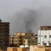 Khói bốc lên từ các tòa nhà sau các cuộc giao tranh ở Khartoum, Sudan, ngày 15/4/2023. Ảnh: AFP/TTXVN