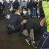 Cảnh sát bắt giữ người đàn ông ném thiết bị nổ về phía Thủ tướng Fumio Kishida tại Wakayama (Nhật Bản), ngày 15/4/2023. (Ảnh: Kyodo/TTXVN)