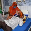 Một nạn nhân bị ngộ độc rượu điều trị tại bệnh viện ở Tarn Taran (Ấn Độ). (Ảnh: AFP/TTXVN)