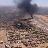 Khói bốc lên trong cuộc xung đột tại sân bay quốc tế Khartoum (Sudan) ngày 20/4/2023. (Ảnh: AFP/TTXVN)