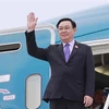 Chủ tịch Quốc hội Vương Đình Huệ vẫy tay chào đại biểu tại sân bay quốc tế Ministro Pistarini (Ezeiza Airport) thủ đô Buenos Aires (Argentina). (Ảnh: Doãn Tấn/TTXVN)