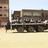 Người dân Sudan sơ tán tránh xung đột giữa quân đội Sudan và Các Lực lượng hỗ trợ nhanh (RSF) ở Khartoum, ngày 21/4/2023. (Ảnh: AFP/TTXVN)