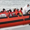Người di cư được lực lượng thực thi pháp luật Italy giải cứu trên biển và đưa về cảng trên đảo Lampedusa, miền Nam Italy. (Ảnh: AFP/TTXVN)
