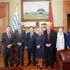 Chủ tịch Quốc hội Vương Đình Huệ với Chủ tịch Thượng viện Beatriz Argimon và Chủ tịch Hạ viện Sebastian Andujar cùng các đại biểu. Ảnh: Doãn Tấn – TTXVN