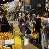 Người dân mua sắm tại một chợ ở Seoul (Hàn Quốc). (Ảnh: AFP/TTXVN)