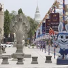 Hình ảnh linh vật thỏ trắng cùng pano, ápphích được trang hoàng trên tuyến phố chính tại Thủ đô Phnom Penh, chào đón SEA Games 32. (Ảnh: Minh Quyết/TTXVN)