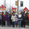 Người lao động tham gia đình công yêu cầu tăng lương tại Kingston (Canada) ngày 19/4/2023. (Ảnh: AFP/TTXVN)