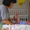 Chăm sóc em bé sơ sinh tại Seoul (Hàn Quốc). (Ảnh: AFP/TTXVN)