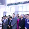 Ông Xavier Bettel - Thủ tướng Đại công quốc Luxembourg nghe giới thiệu về hoạt động của Sở Giao dịch Chứng khoán Thành phố Hồ Chí Minh. (Ảnh: Xuân Khu/TTXVN)
