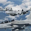 Máy bay chiến đấu hạng nhẹ FA-50 của Hàn Quốc (phía trước) và hai máy bay chống tăng A-10 của Mỹ trong cuộc tập trận không quân chung Buddy Wing, ngày 5/8/2022. (Ảnh: Yonhap/TTXVN)