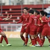 Các tuyển thủ Nữ Việt Nam ăn mừng bàn thắng mở tỷ số ở phút thứ tư của tiền đạo Hải Yến, trong trận đối đầu Nữ Malaysia chiều 3/5 trên sân vận động Old Stadium (Campuchia). (Ảnh: Minh Quyết/TTXVN)
