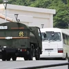 Một chiếc xe chở nhiên liệu cho hệ thống phòng thủ tên lửa đất đối không PAC3 tiến vào một doanh trại của Lực lượng Phòng vệ Mặt đất ở Ishigaki, tỉnh Okinawa (Nhật Bản) mới đây. (Nguồn: The Japan Times)