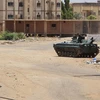 Binh sỹ quân đội Sudan gác trên một đường phố ở Khartoum, ngày 6/5/2023. (Ảnh: AFP/TTXVN)