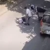 [Video] Tài xế ôtô mở cửa xe bất cẩn khiến một nữ sinh thiệt mạng
