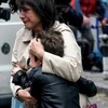 Một phụ huynh an ủi con trai sau vụ xả súng tại một trường học ở Belgrade (Serbia), ngày 3/5/2023. (Ảnh: AFP/TTXVN)