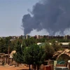 Khói bốc lên trong cuộc giao tranh tại Khartoum (Sudan), ngày 1/5/2023. (Ảnh: AFP/TTXVN)
