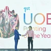 Ông Victor Ngo - Tổng Giám đốc Ngân hàng UOB Việt Nam và ông Ngô Tuấn Phong - Phó Cục trưởng Cục Mỹ thuật, Nhiếp ảnh và Triển lãm tiến hành nghi thức công bố cuộc thi. (Nguồn: Lao Động)