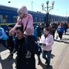 Người dân sơ tán khỏi khu vực Zaporizhzhia tới ga tàu hỏa ở Lviv (Ukraine), ngày 20/4/2023. (Ảnh: AFP/TTXVN)