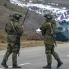 Binh sỹ giữ gìn hòa bình Nga gác tại một trạm kiểm soát trên tuyến đường ở thị trấn Stepanakert, sau khi giao tranh bùng phát giữa Azerbaijan và Armenia liên quan khu vực tranh chấp Nagorny-Karabakh, ngày 26/11/2020. (Ảnh: AFP/TTXVN)