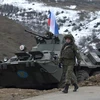 Binh sỹ giữ gìn hòa bình Nga gác tại một trạm kiểm soát trên tuyến đường ở thị trấn Stepanakert, sau khi giao tranh bùng phát giữa Azerbaijan và Armenia liên quan khu vực tranh chấp Nagorny-Karabakh, ngày 26/11/2020. (Ảnh: AFP/TTXVN)