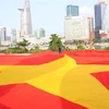 Lá đại kỳ có diện tích 1.800m2 chuẩn bị được kéo lên bầu trời Thành phố Hồ Chí Minh trong Lễ hội Tết Độc lập, sáng 2/9/2022. (Ảnh: Thu Hương/TTXVN)